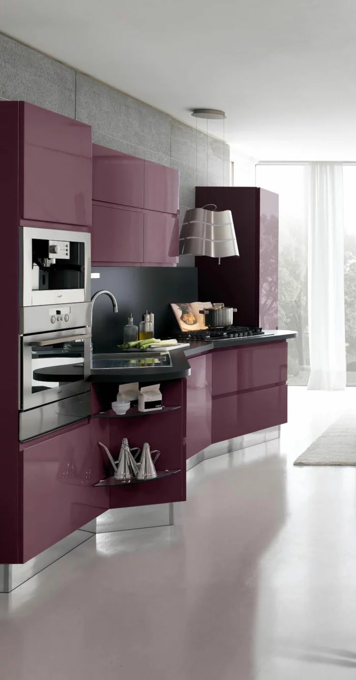 design küchen stauraum küche lila einrichtung weißer boden schwarze küchenrückwand