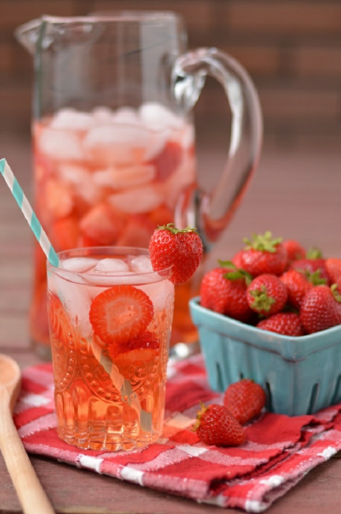detox kur sommer entgiftung getränk erdbeeren wasser