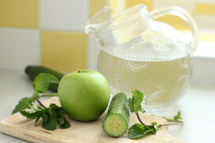 detox kur sommer entgiftung getränke gesund grüne äpfel gurken frische minze
