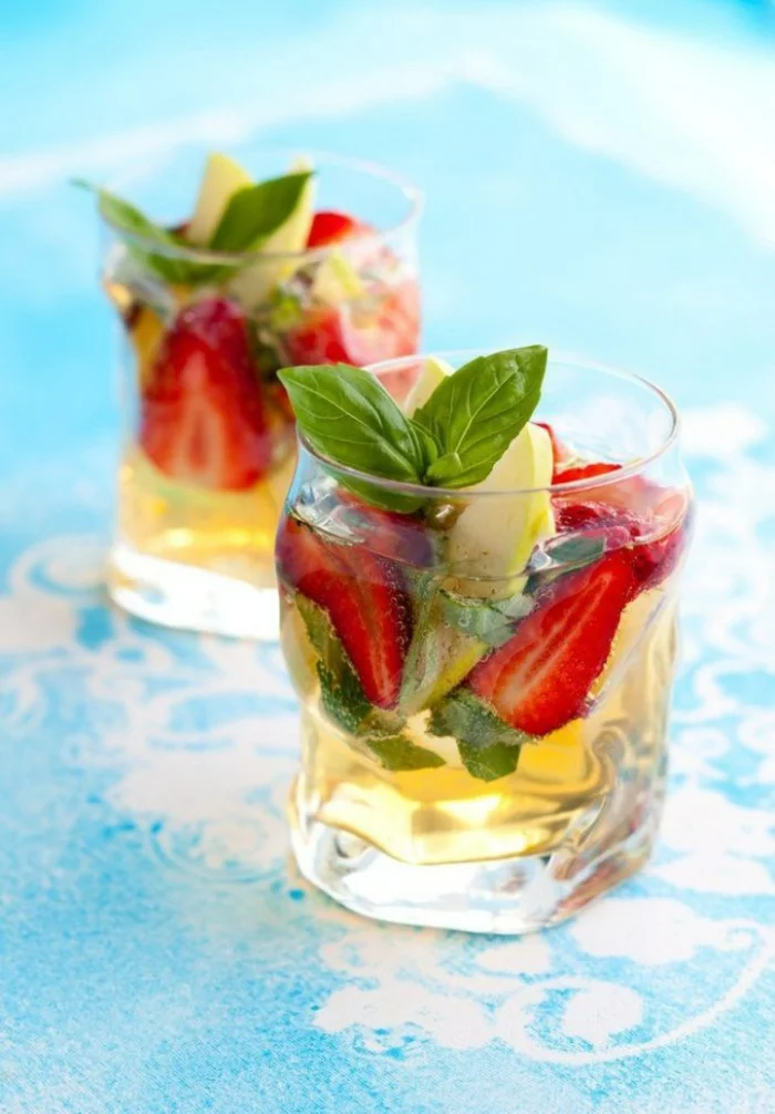 detox kur sommer fruchtwasser basilikum erdbeeren zitrone