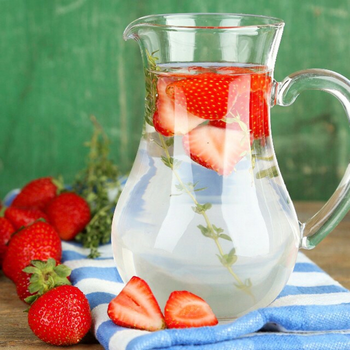 detox kur sommer getränk erdbeeren frische minze