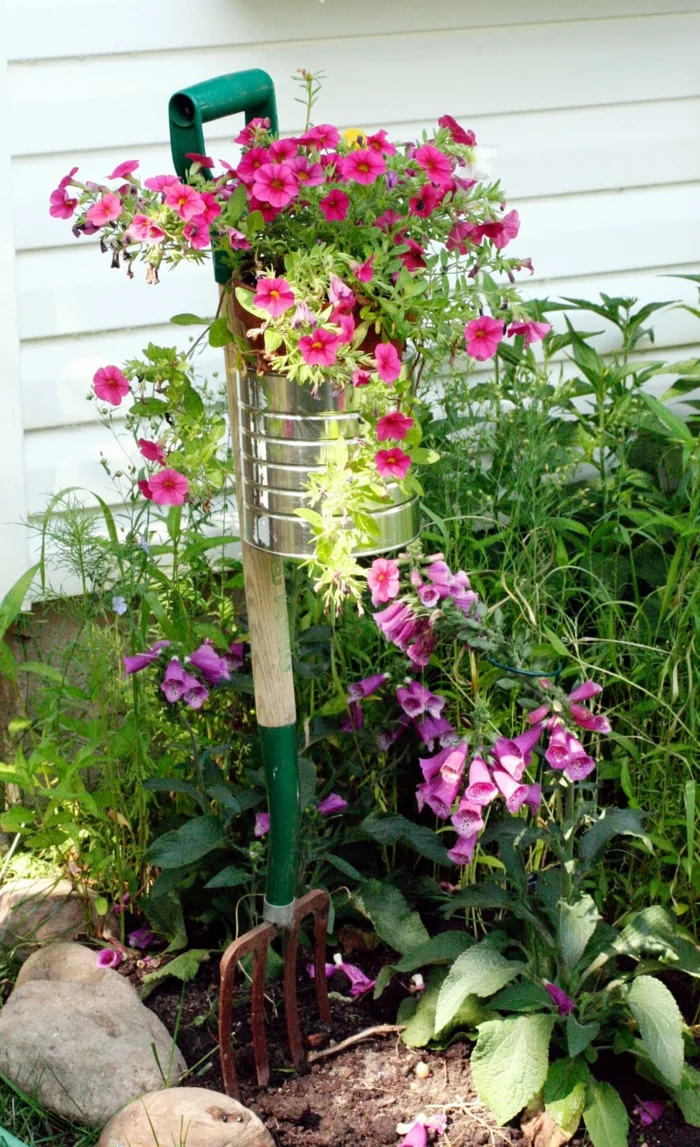 DIY Deko Ideen mit Gartenwerkzeug und Blumen