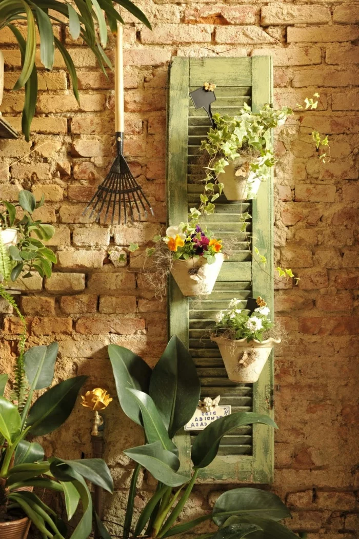 DIY Deko Ideen - Blumentöpfe an alte Fenstertüren befestigen