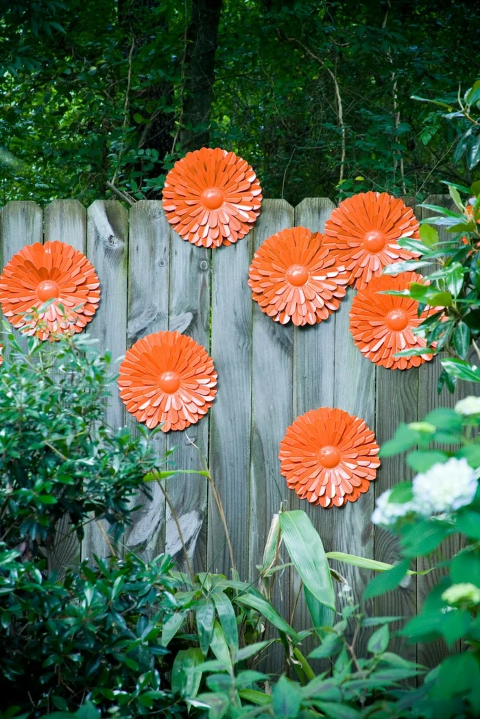 DIY Deko Ideen für den Gartenzaun mit selbst gemachten orangenfarbigen Blumen