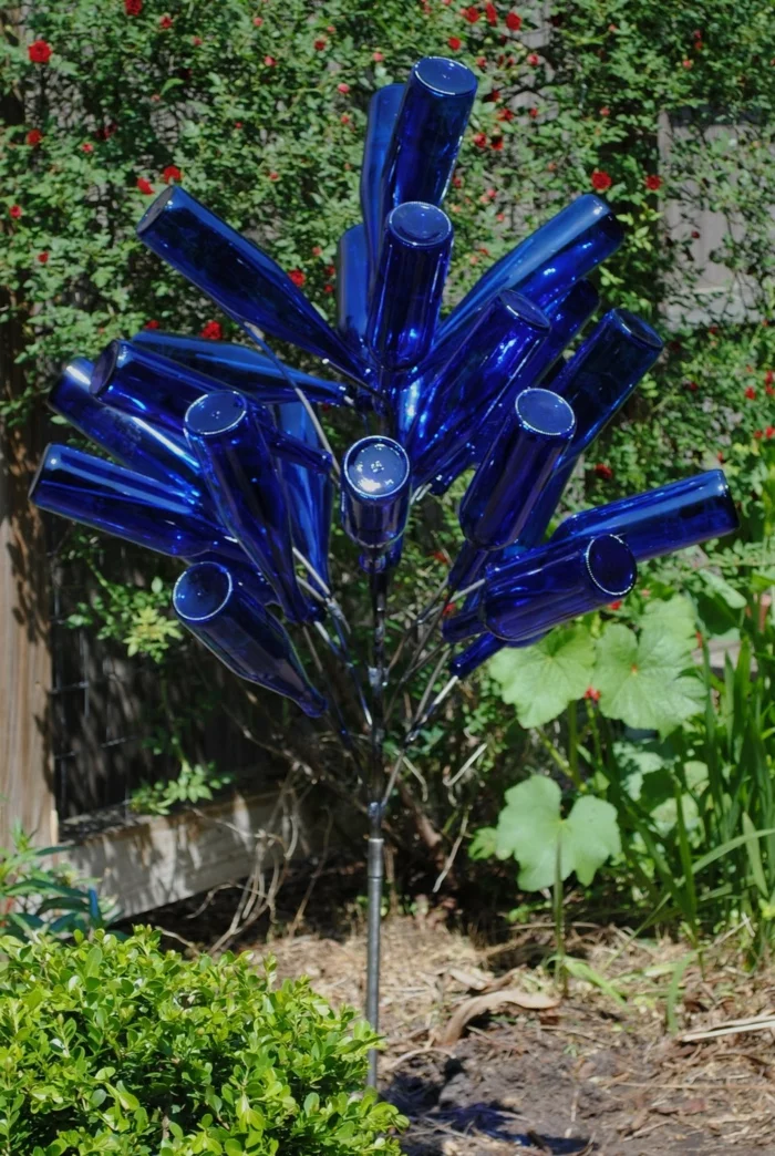 kreative DIY Deko Ideen - Gartendeko mit Flaschen in Blau