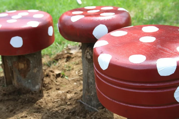 selbstgemachte Pilze wie Sitzfläche im Garten