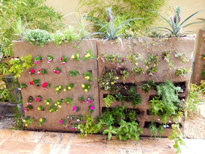 kreative grüne Wand im Garten