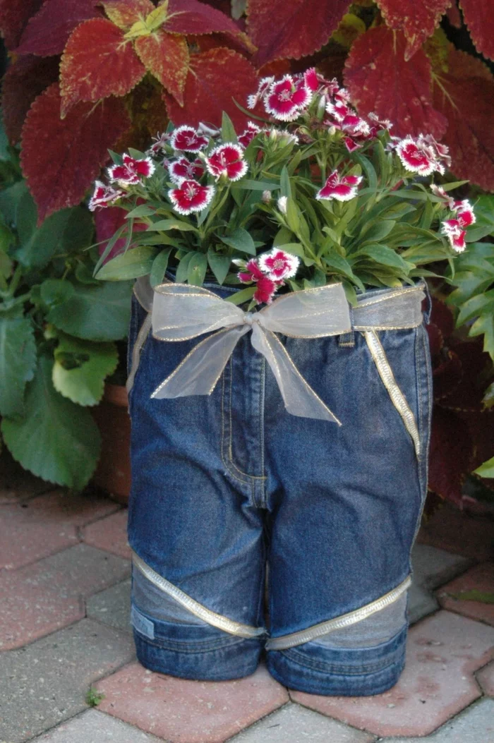 DIY Deko Ideen - Pflanzenbehälter mit Jeans ankleiden 