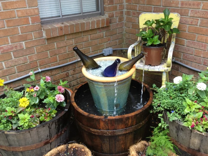 rustikale Gartendeko mit bepflanzten Fässern 