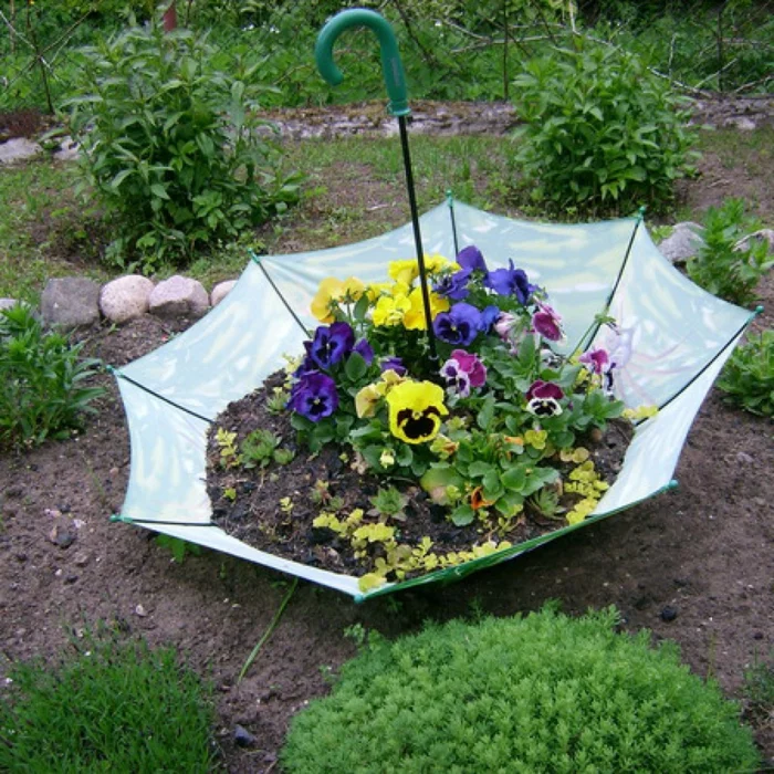 DIY Deko Ideen - Regenschirm als Pflanzenbehälter für die Veilchen