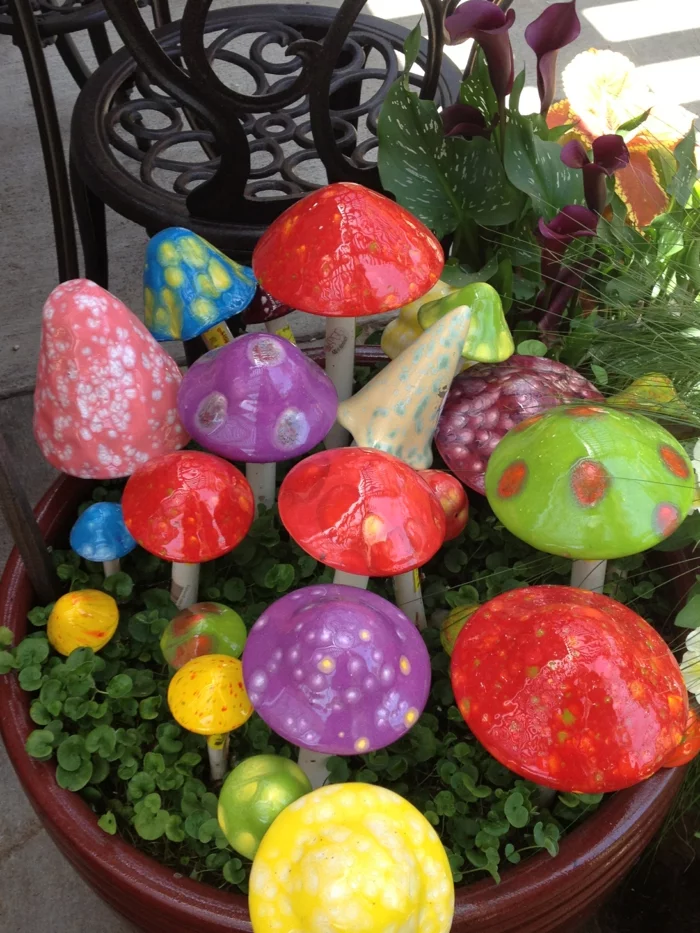 DIY Deko Ideen - Blumentopf mit Gartensteckern in Form von Pilzen