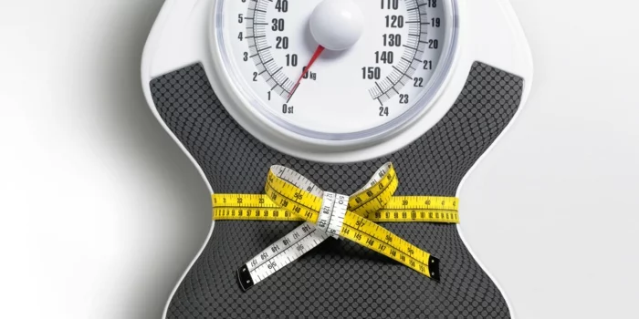 gesund abnehmen waage gewicht kontrollieren