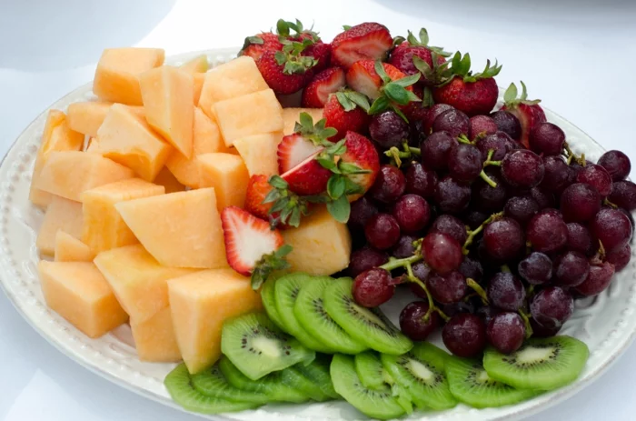 gesund abnehmen diabetis richtig essen firsches obst erdbeeren kiwi melone