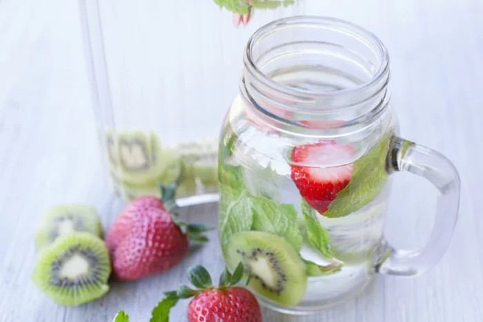 gesund leben dehydrierung wasser trinken minze kiwi erdbeeren