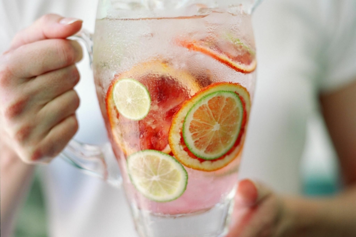gesund leben dehydrierung wasser trinken sommergetränke zitrusfrüchte