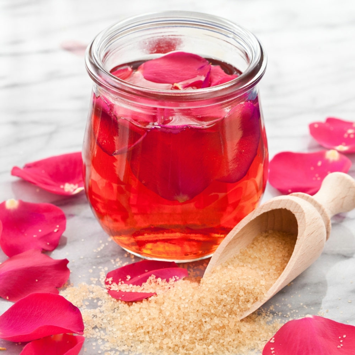 gesund wohnen badewanne baden rosenöl rosenblütenblätter badesalz selber machen