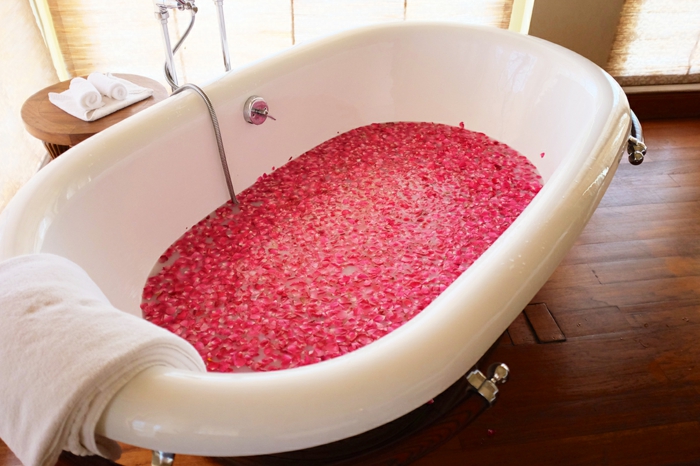 gesund wohnen badewanne rosen bad romantisch baden