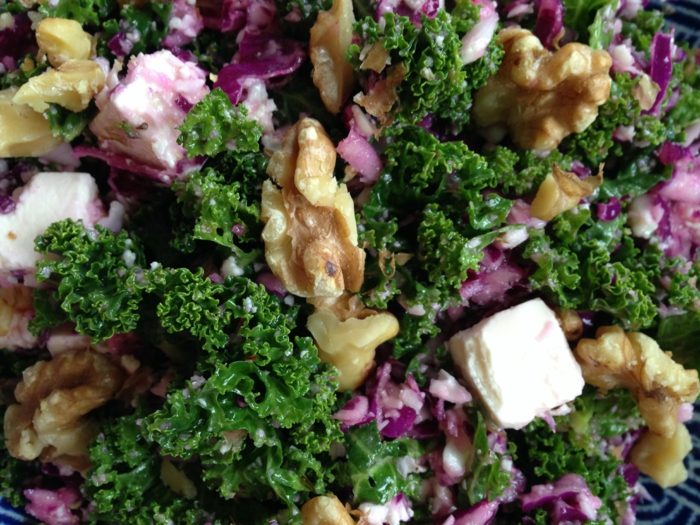 gesunde haut lebensmittel gesunde salate grünkohl feta walnüsse
