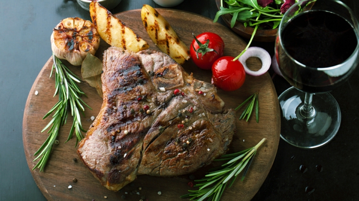 gesunde haut lebensmittel rotes fleisch rindfleisch steak gegrilltes gemüse 