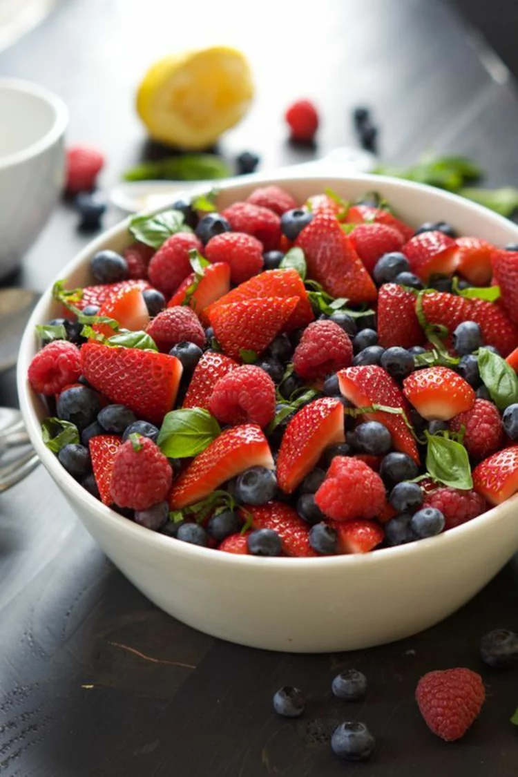 gesundes Essen Obstsalat gesunde Ernährung Erdbeeren