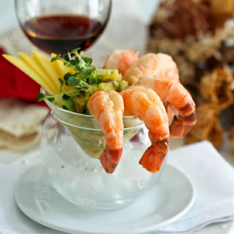 gesundes Essen Shrimp Cocktail mit Mango Salsa