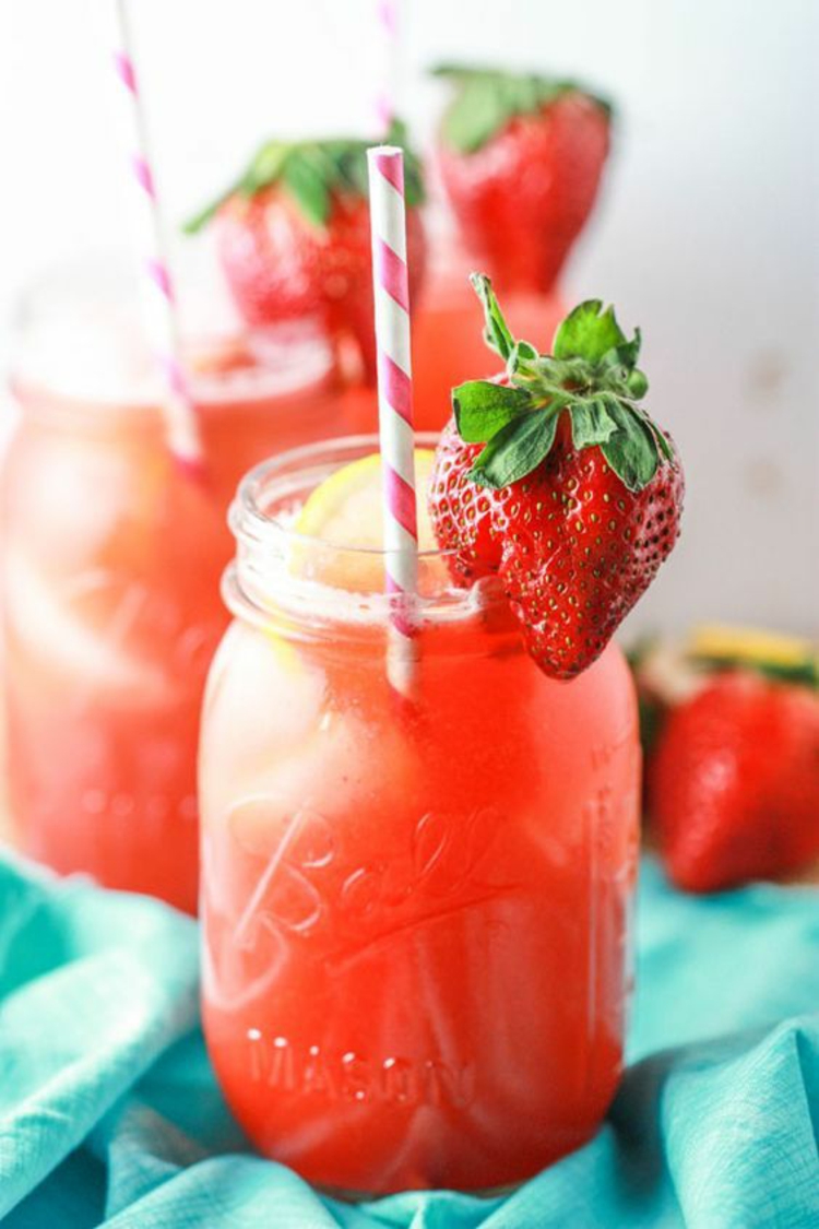 gesundes Essen erfrischende Sommergetränke Erdbeerlimonade