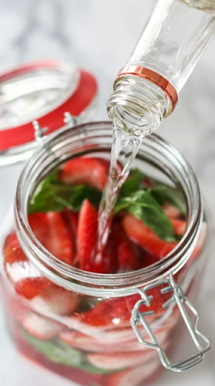 gesundes Essen erfrischende Sommergetränke Wasser mit Erdbeeren