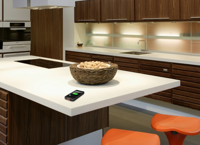 handy aufladen smartphone kaufen corian aufladestation arbeitsfläche kücheneinerichtung dupont