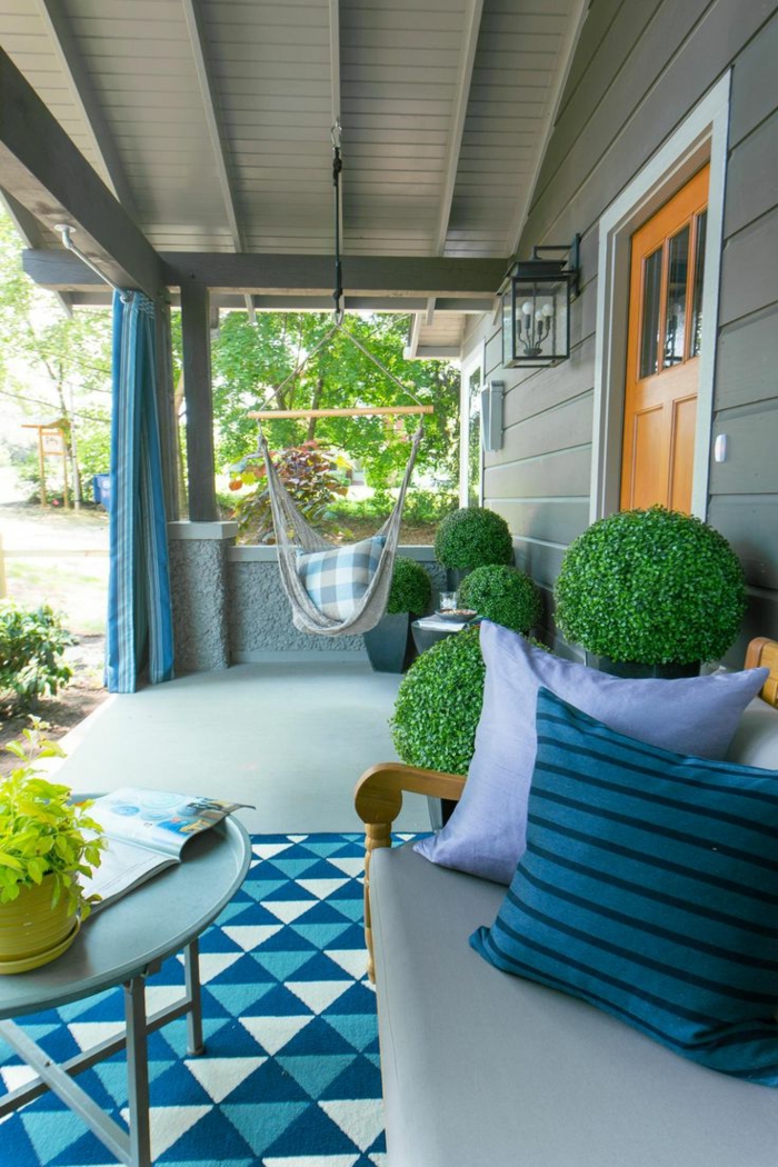 hängesessel garten veranda gestalten grüne pflanzen geometrischer teppich