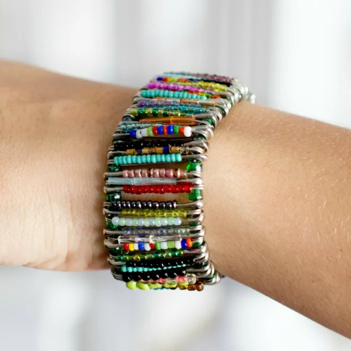kleine Geschenke selber machen farbiges Armband aus Kunststoff-Perlen