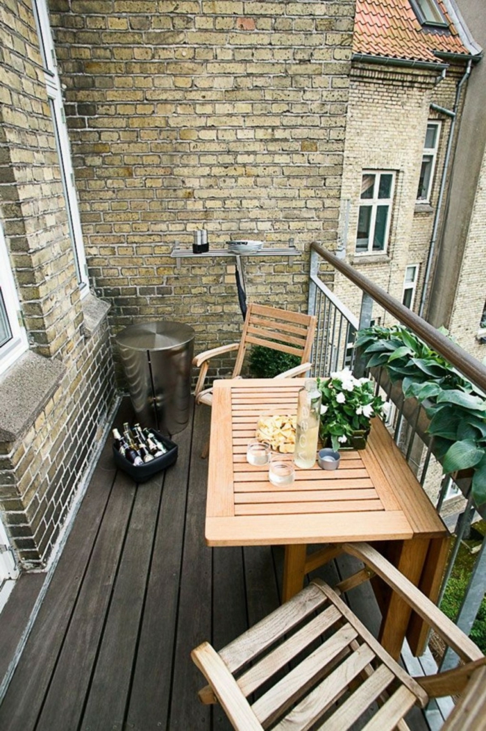 kleinen balkon gestalten klapbare balkonmöbel pflanzen holzboden