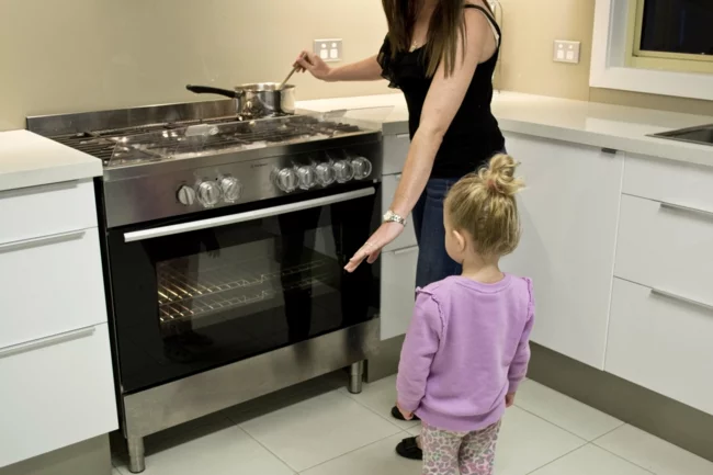 küche kindergerecht gestalten herd sichern pfanne kochtopf richtig stellen
