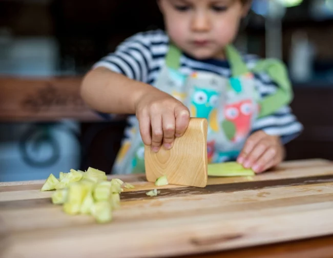 küche kindergerecht gestalten küchenutensilien holz besorgen