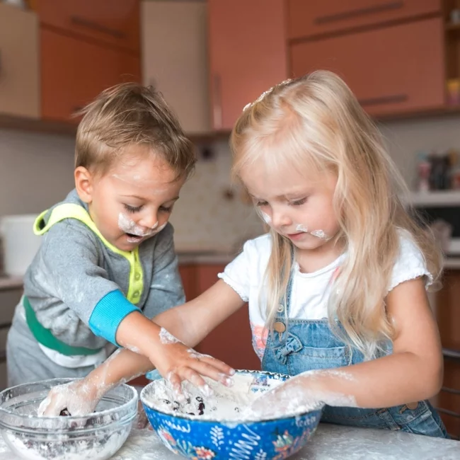 küche kindergerecht gestalten mama kochen helfen