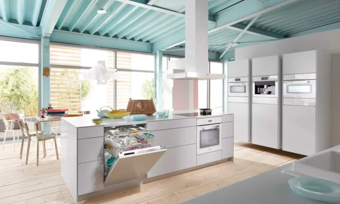 küchendesign küchenfenster fensterrollos sonnenschutz minimalistische kücheneinrichtung kücheninsel