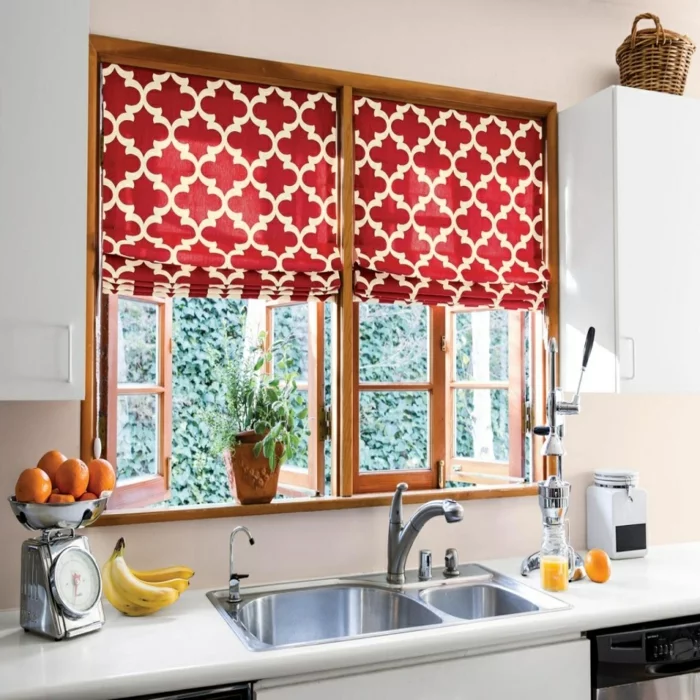küchendesign küchenfenster gardinen florale muster pendelleuchten rustikale einrichtung