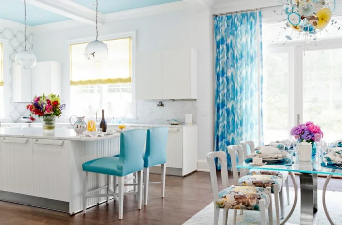 küchendesign küchenfenster trendfarben serenity blau kücheninsel dünne gardinen