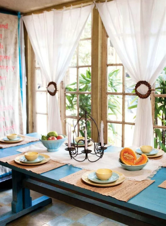 küchendesign küchenfenster weiße gardinen gardinenklammer esstisch blau rustikal