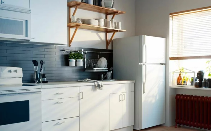 küchendesign stauraum ideen offene wandregale weiße küchenmöbel