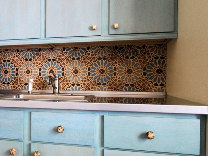 küchenrückwände fliesen farbig lustig hellblaue küchenschränke