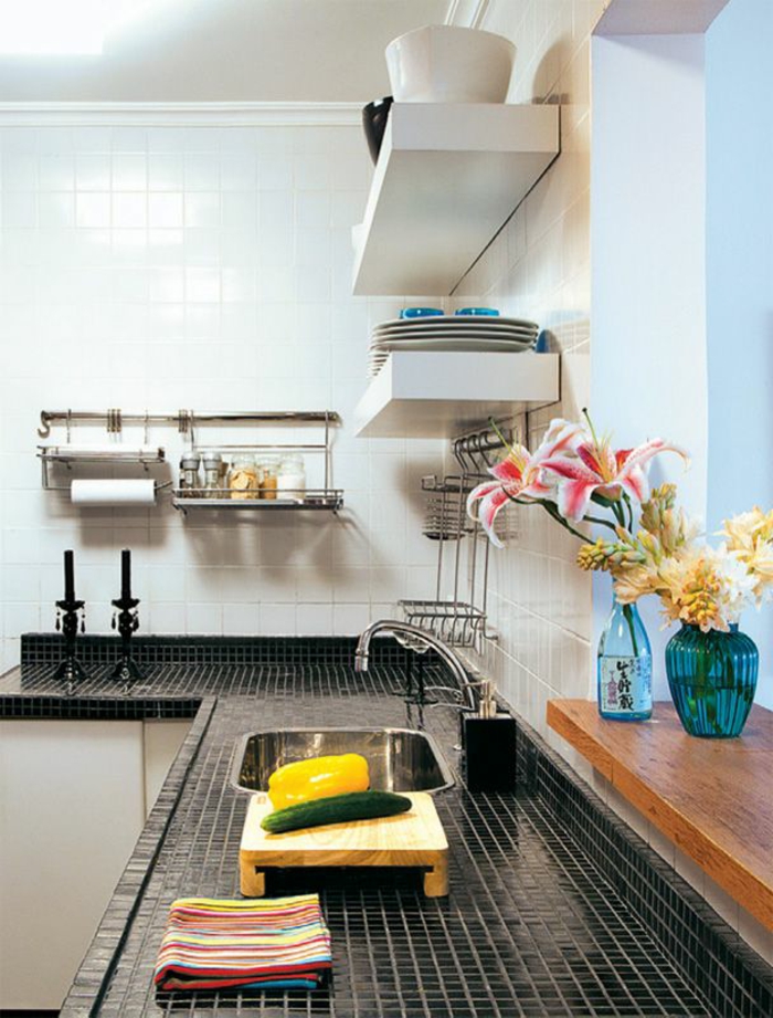 küchenspiegel küchenrückwand fliesen arbeitsfläche schwarz weiß