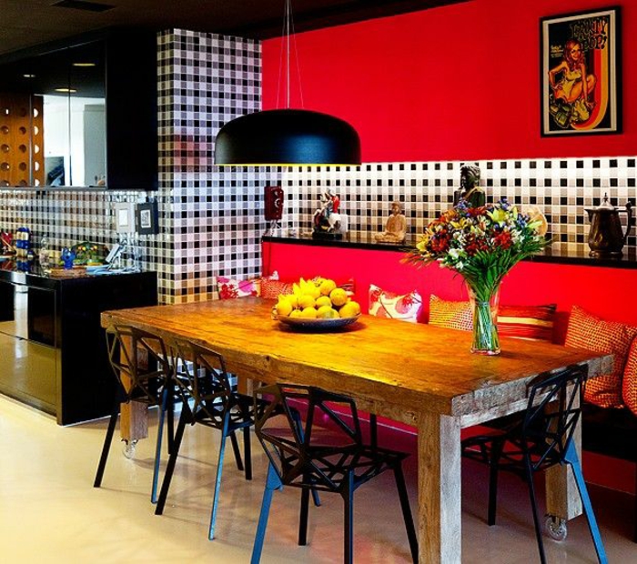 küchenspiegel küchenrückwand kariert pendelleuchte rustikaler esstisch sofa designer stühle