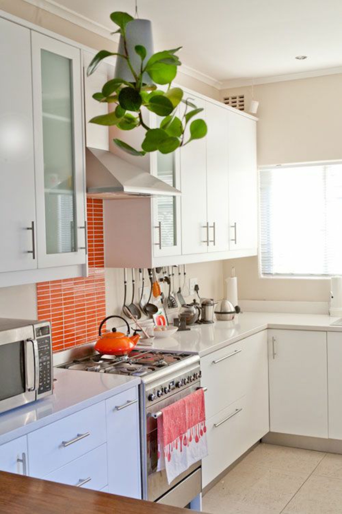 küchenspiegel küchenrückwand kleine wandfliesen orange weiße küchenschränke