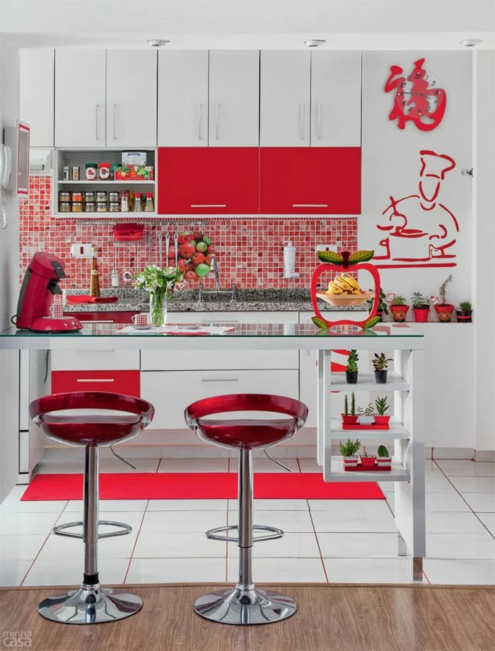 küchenspiegel küchenrückwand mosaik wandfliesen rot weiße küchenschränke kücheninsel barhocker rot metall