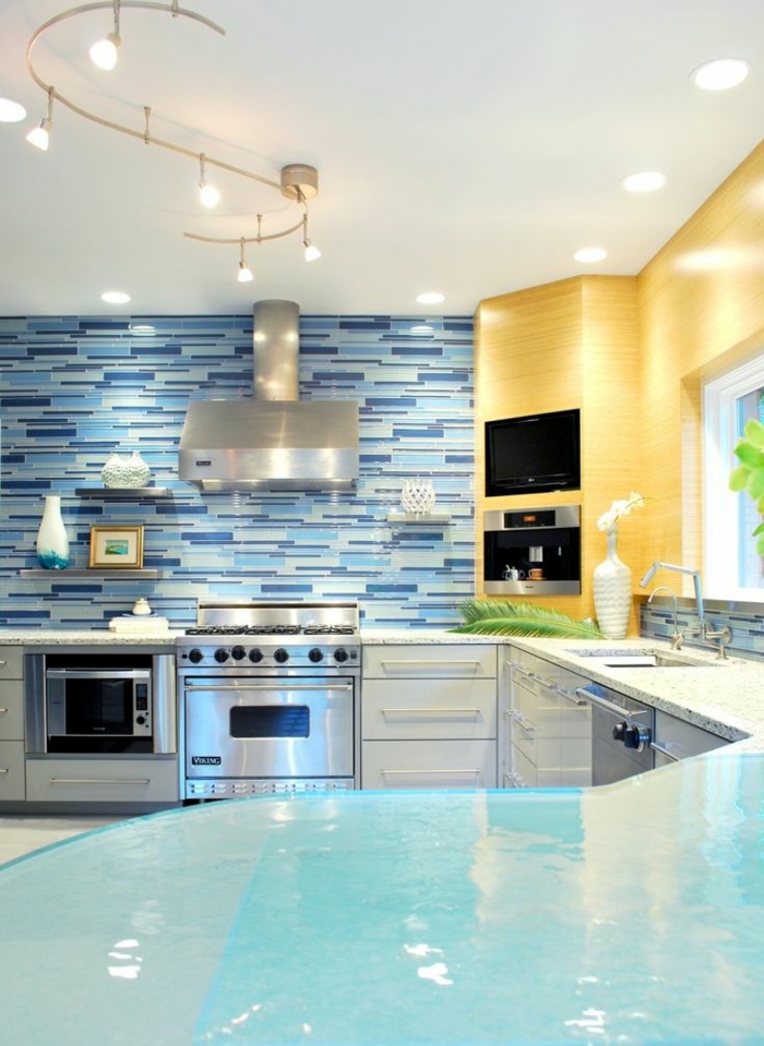 küchenspiegel küchenrückwand mosaikoptik blau weiß wandregale