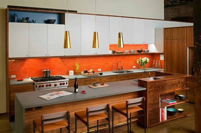 küchenspiegel küchenrückwand orangefarbene wandfliesen weiße küchenschränke pendelleuchten gold