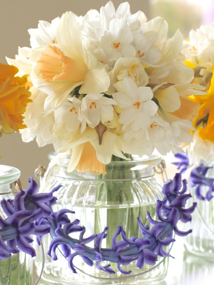 lebe gesund phytotherapie blumenstrauß vase weiße blumen lila