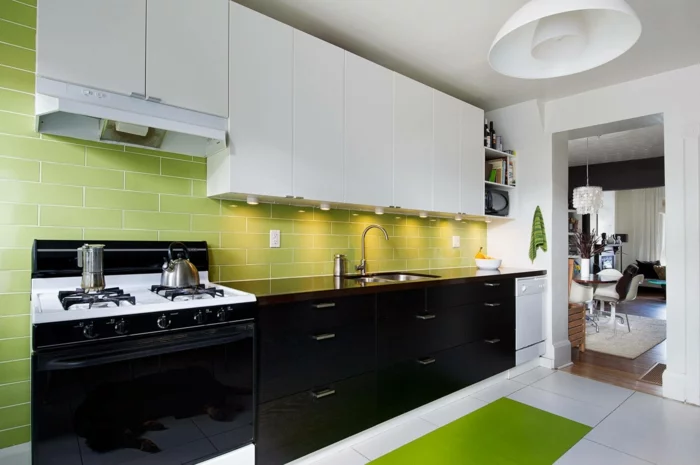 moderne küchen grüne wandfliesen schwarze spiegeloberflächen grüner teppichläufer