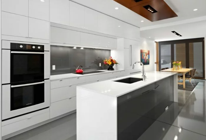 moderne küchen minimalistische einrichtung spiegeloberflächen blumen essbereich