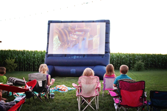 Open Air Kino im eigenen Garten 20 Ideen für eine gute Unterhaltung